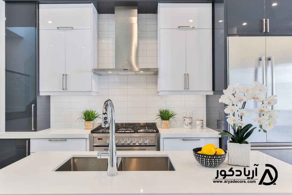 کابینت هایگلاس سفید و طوسی